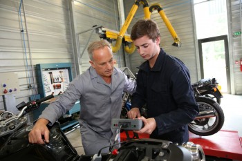 What Are the Benefits to Taking Auto Mechanic Courses 